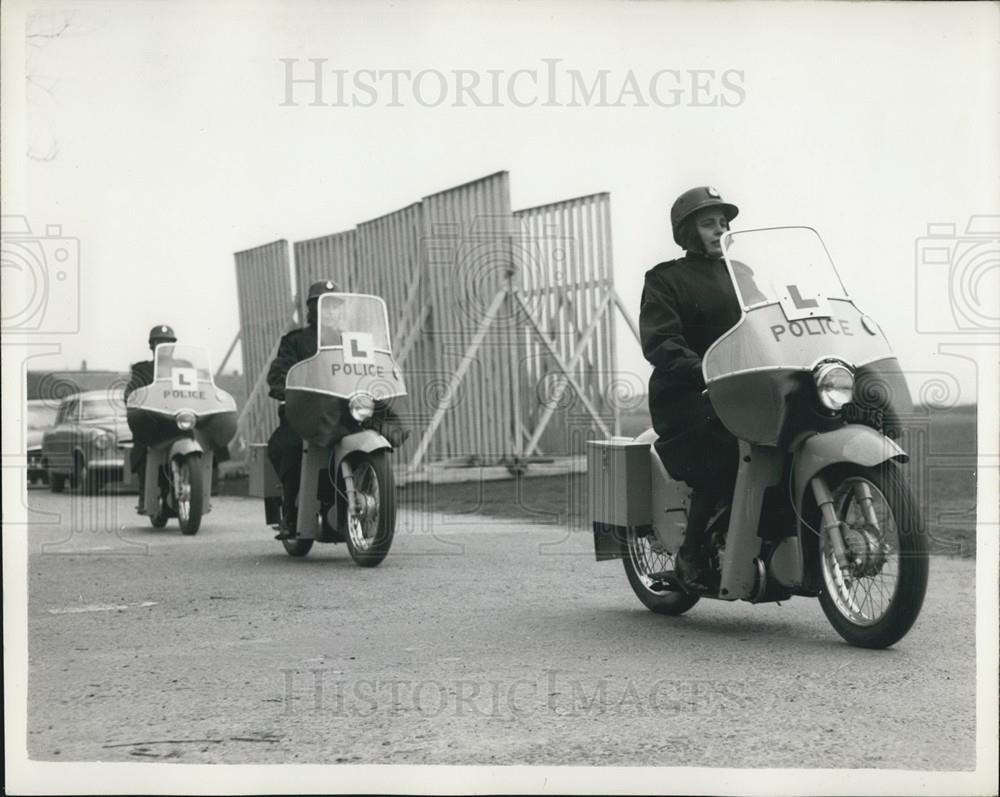 1960 Press Photo Policewomen in training on motor cycles - Historic Images