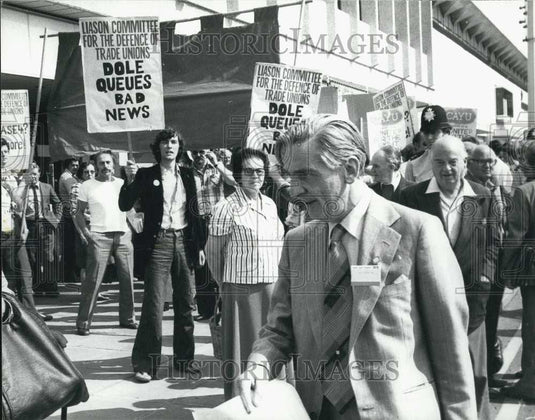 1978 Press Photo Len Murray Arrives T.U.C. Conference Dole Queues Unemployed - Historic Images