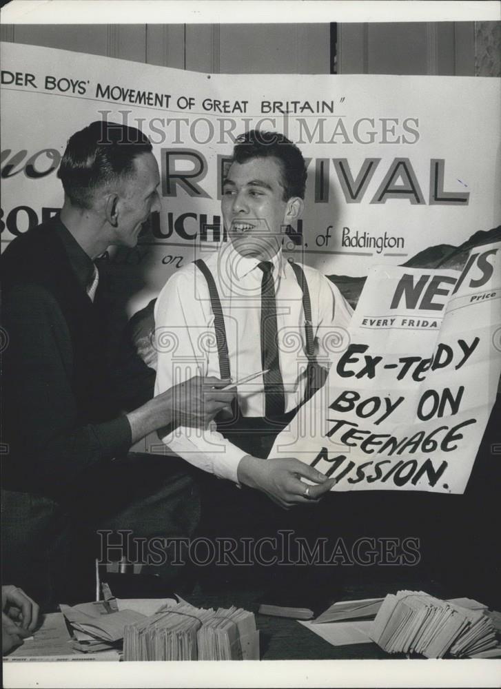 Press Photo  Bob Couchman shows some of his posters and leaflets - Historic Images