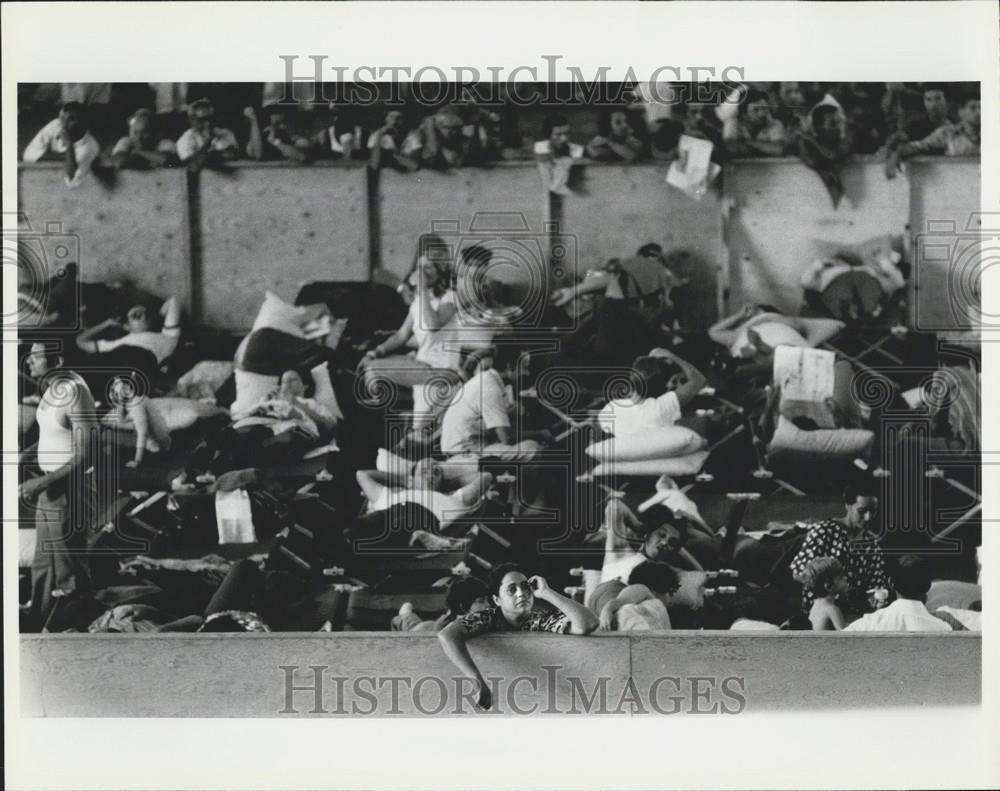 Press Photo Refugee Leans Against Security Fence Awaiting Transfer - Historic Images