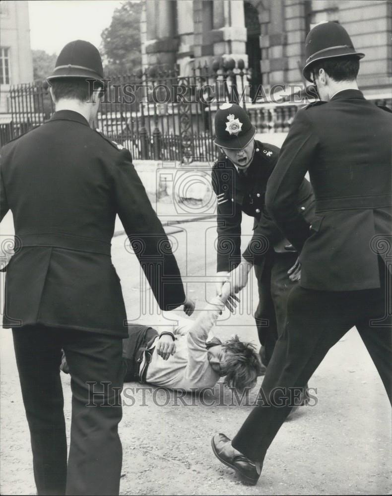 1969 Press Photo Police Storm Into 144 Piccadilly And Evict The Hippy Squatters - Historic Images