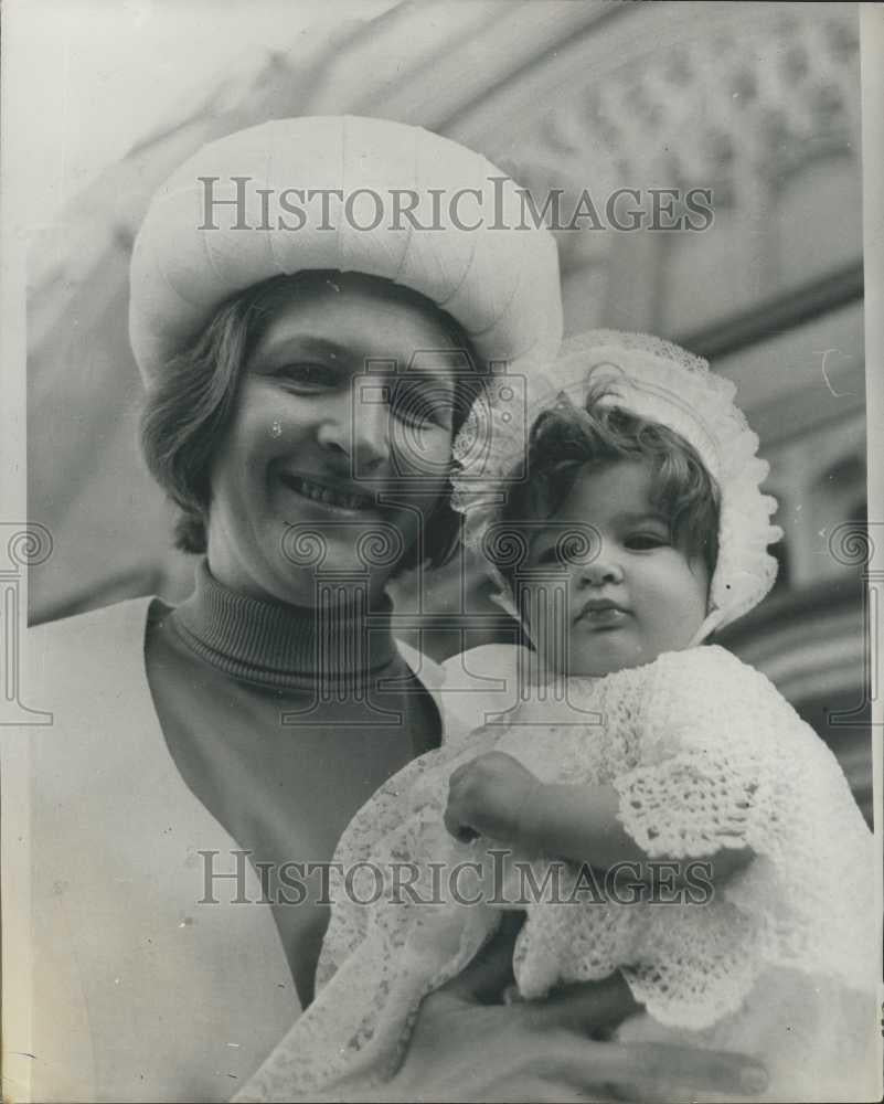 1966 Press Photo Dawn Fraser Christening Of Daughter Outside St Stephen&#39;s Presb - Historic Images