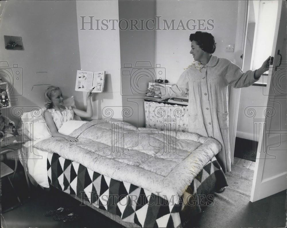 Press Photo Mother Visits Daughter In Her Room - Historic Images