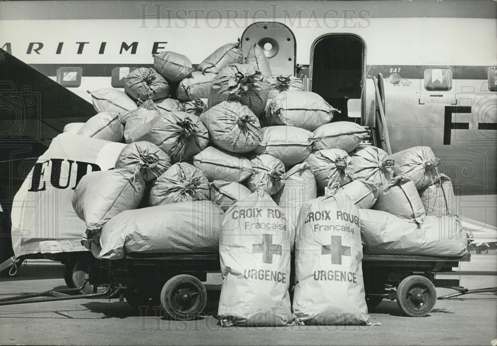 1959 Press Photo Medicine For Victims Of Madagascar Tornado - Historic Images