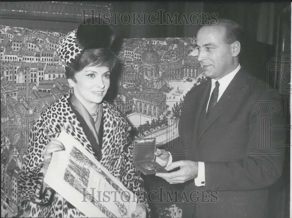 Press Photo Gina Lollobrigida Gets Silver Medal From Paris - Historic Images