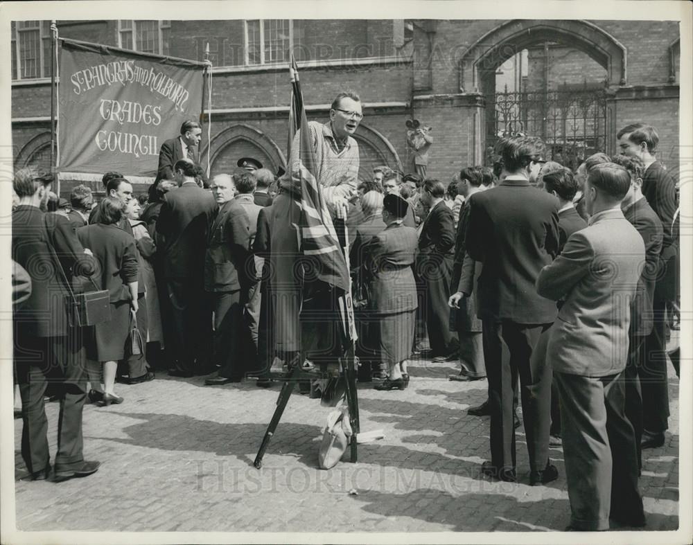 1958 Press Photo Student Demonstration Union Jacks St Pancras Town Hall - Historic Images