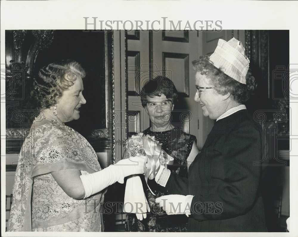 1936 Press Photo Queen Mother Receives Posie From Miss Chapple - Historic Images