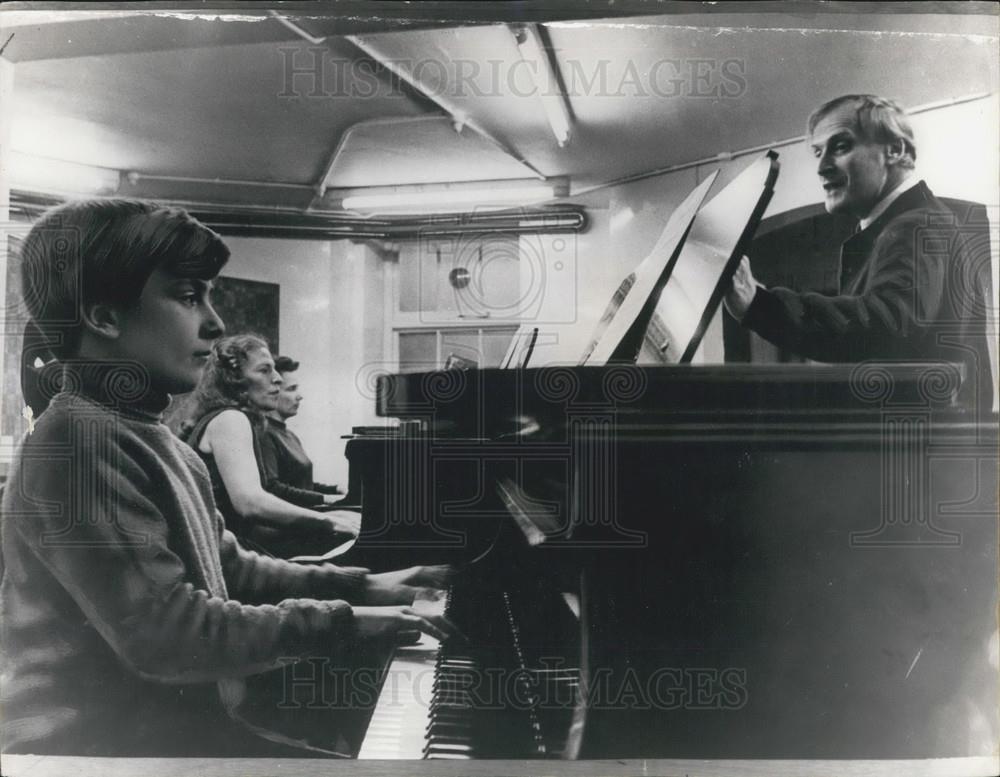 1966 Press Photo Yehudi Menuhin Is Fifty Today - Historic Images