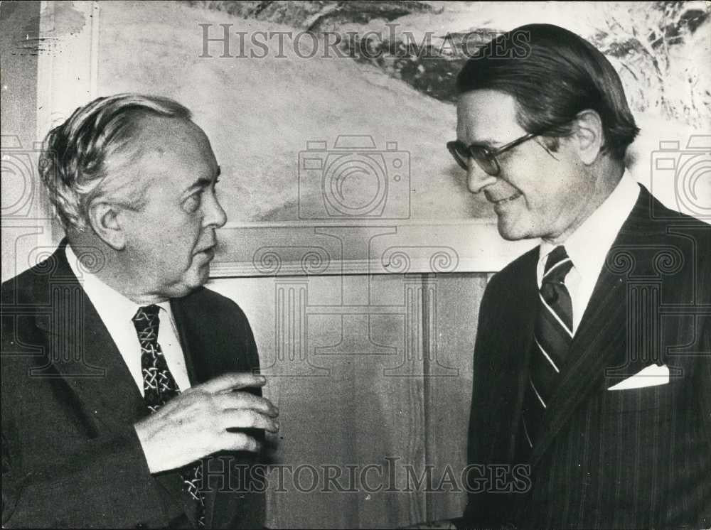 1975 Press Photo American Ambassador Elliot Richardson Calls On Harold Wilson - Historic Images