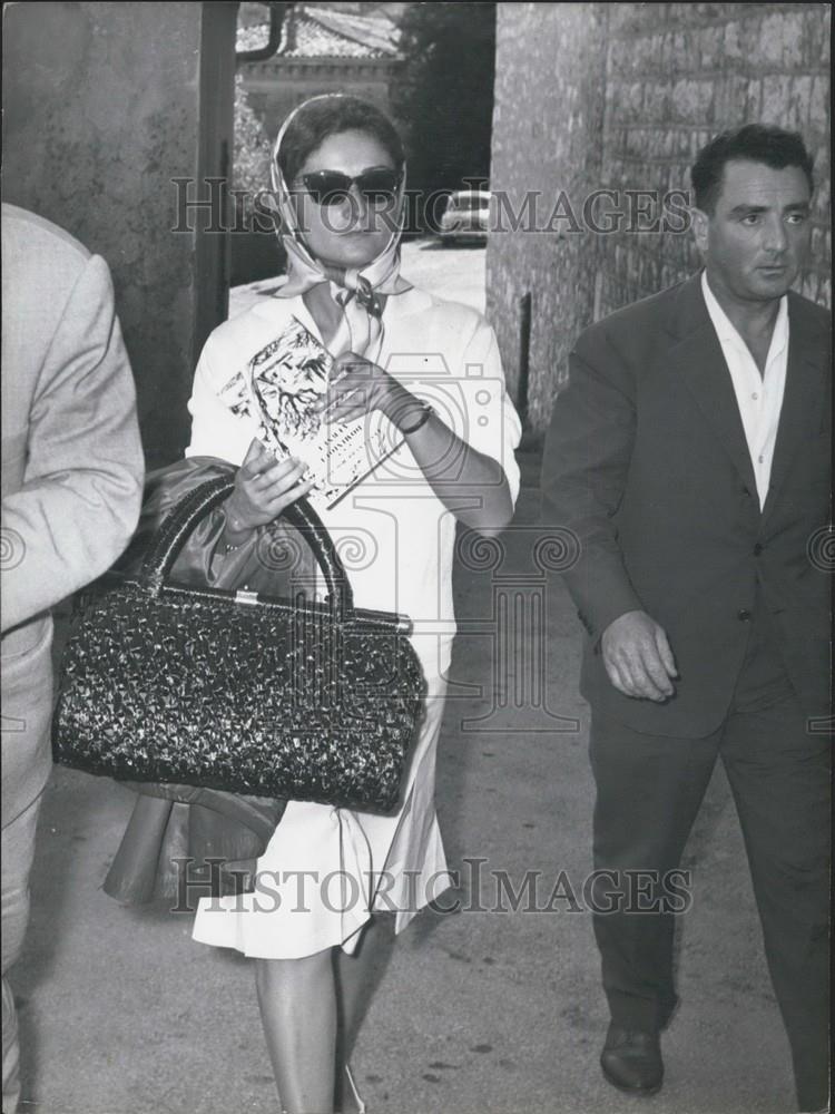 Press Photo Helene Chambovet Mistress Handsome Sasha Charged Receiving Diamonds - Historic Images