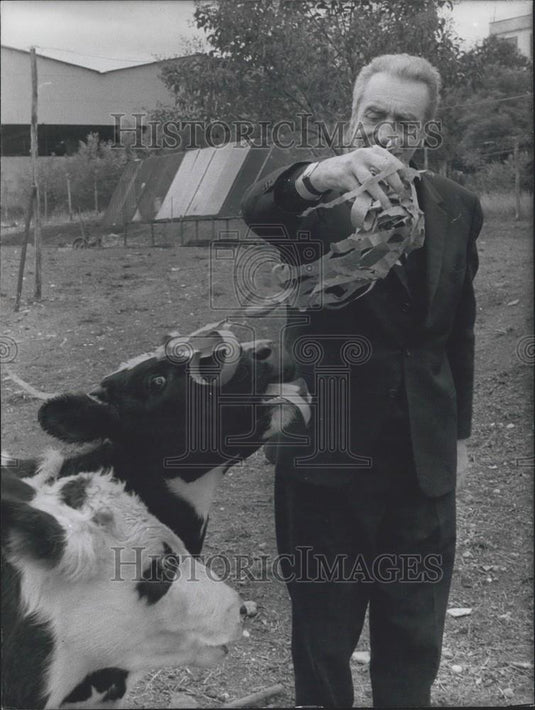 Press Photo Carlo Mazzanti, A Roman Chemist, And Hay In Roll Invention - Historic Images