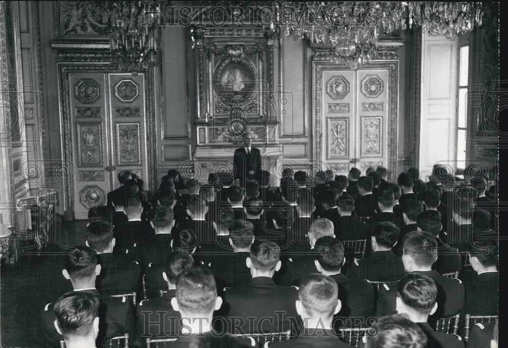 Press Photo Army Minister Messmer Speaks To Students - Historic Images