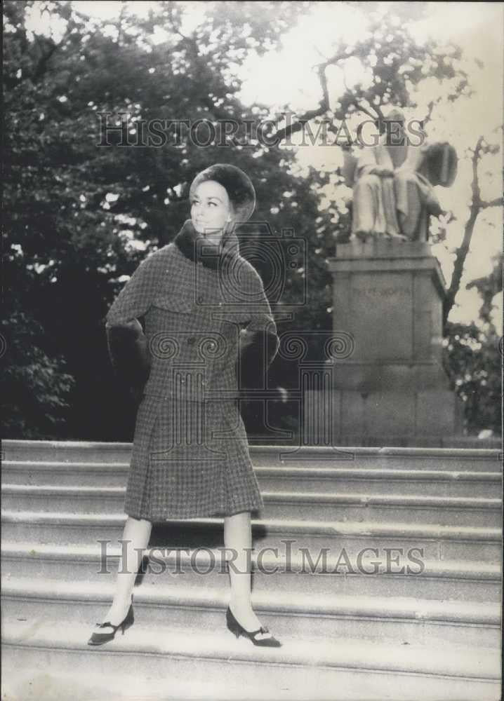 1964 Press Photo Trimmed With Fur the fashionable lady shows herself - Historic Images