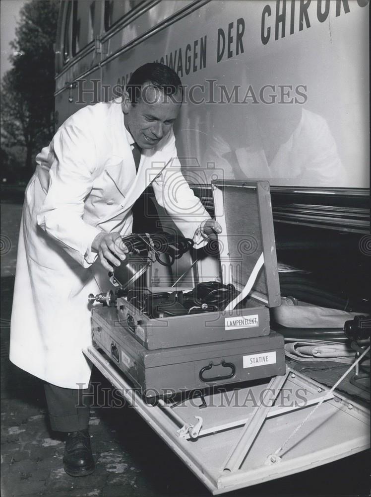 Press Photo Doctor Examining Equipment - Historic Images