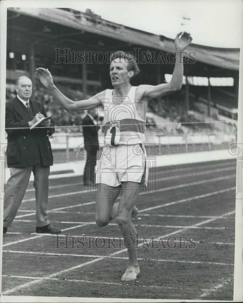 Press Photo Barefoot Bruce Tulloh Wins Three Nile Event Amateur Athletic Assn - Historic Images