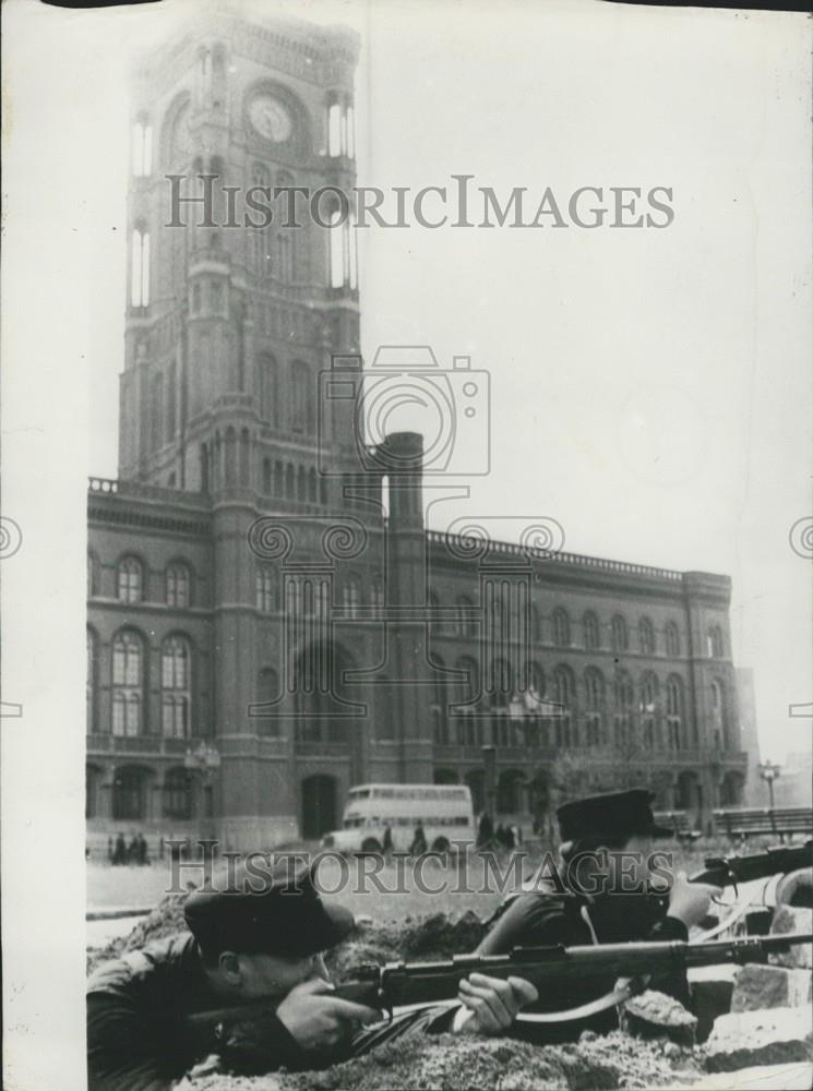 1957 Press Photo Street Fighting In Ester Berlin - Historic Images