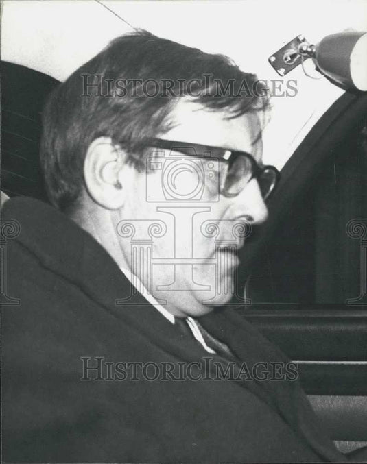 1976 Press Photo Mervyn Rees Ulster Secretary Leaving 10 Downing Street - Historic Images