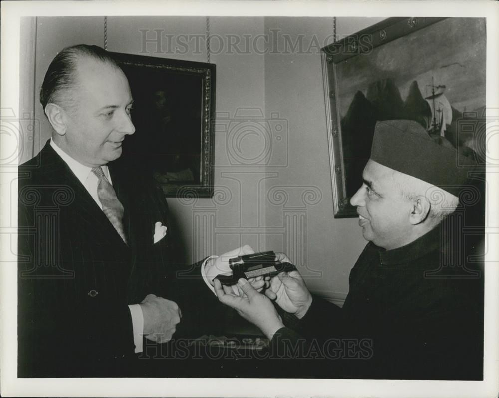 1956 Press Photo Indian Steelworker Singh Becoming 1000th Person Colombo Plan - Historic Images