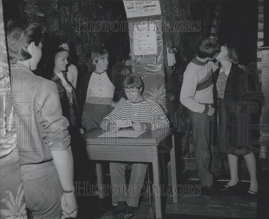 Press Photo Teenagers Integrated Bognor Hotel Two Staircases - Historic Images