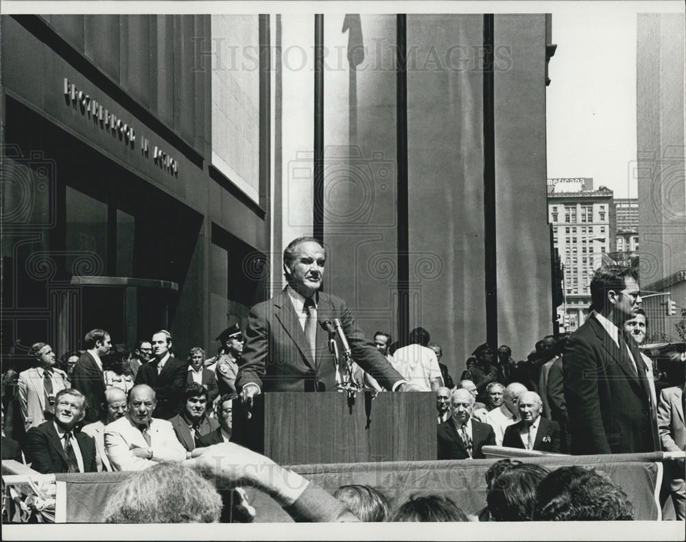 1972 Press Photo Sen. George McGovern Campaingian NYC Garment Center - Historic Images