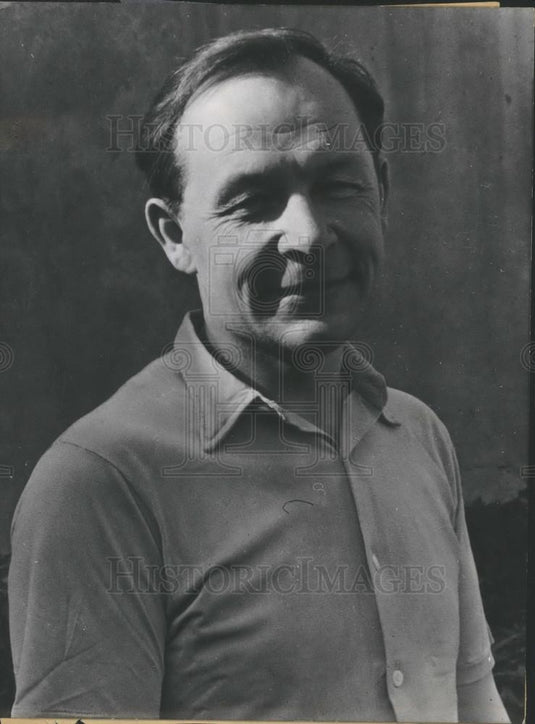 1957 Press Photo Wladimir Dudinzew "Human beings don't live on bread alone" - Historic Images