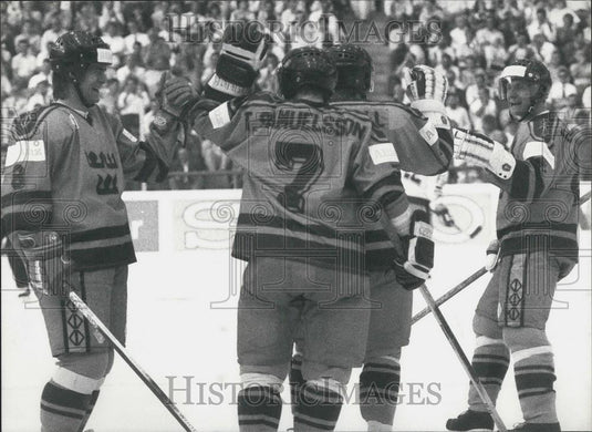 1990 Press Photo Swedish World Hockey Championships Celebrate Silver Medal - Historic Images