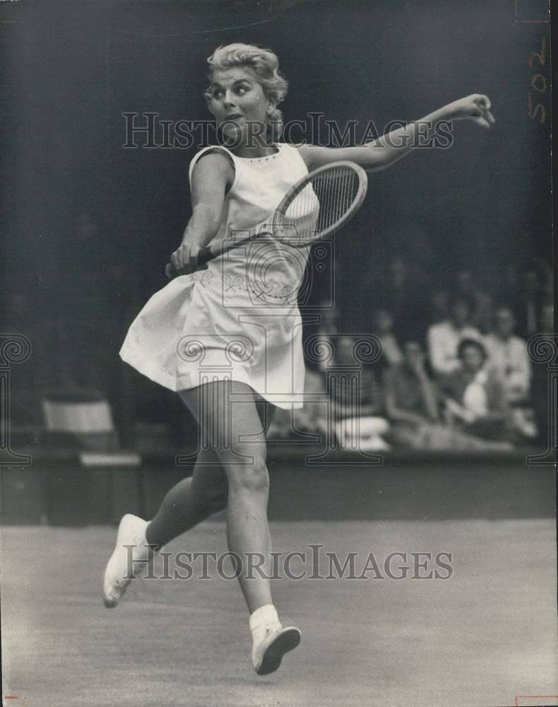 1958 Press Photo Wimbledon Championships K Fageros Action Shot - Historic Images