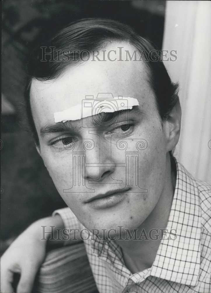 1965 Press Photo Guardsman Hit Timothy Wellesley-Miller With Sword-Whitehall - Historic Images