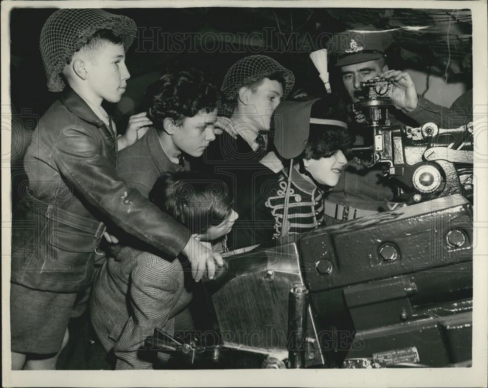 1954 Press Photo Schoolboy Exhibition, Robert Higgs, Westminster England - Historic Images