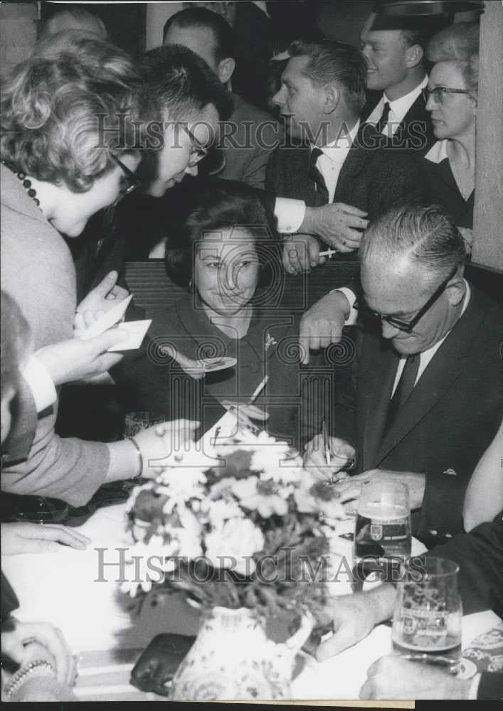 1965 Press Photo Barry Goldwater Signing Postcards for Guests At Hotel - Historic Images