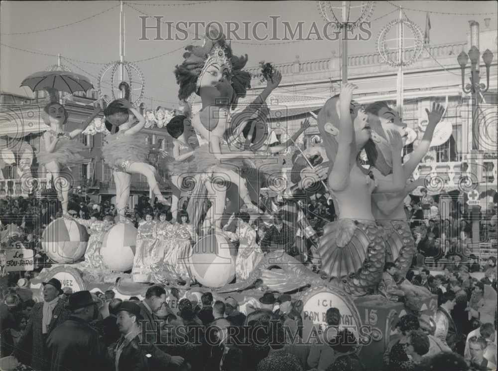 1964 Press Photo Carnival Nice Parade Float Ceremony France Dancers Festival - Historic Images