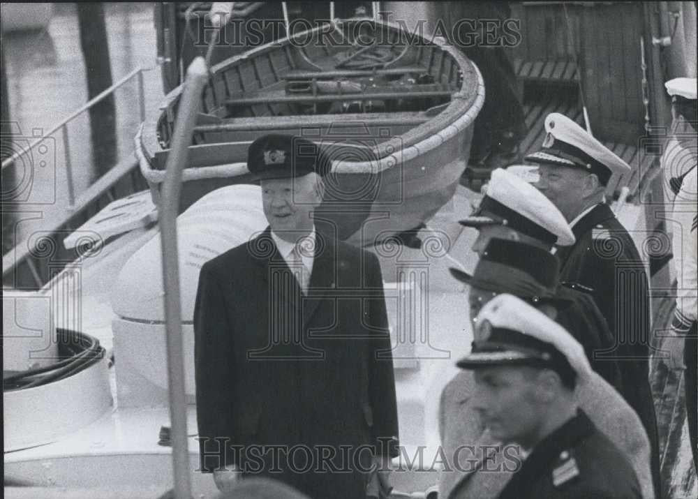 1960 Press Photo Lubke First Visit to the Navy. - Historic Images