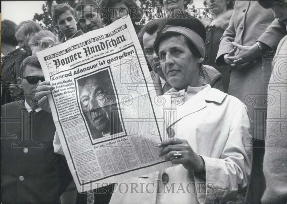 1967 Press Photo Neighbor of Adenauer Standing in front of the Garden Gate - Historic Images