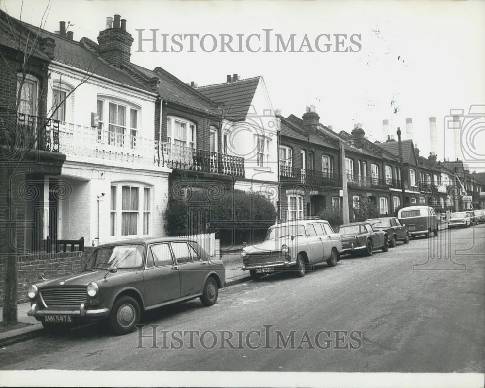 1974 Press Photo Lower Middle Class Suburbia in England - Historic Images