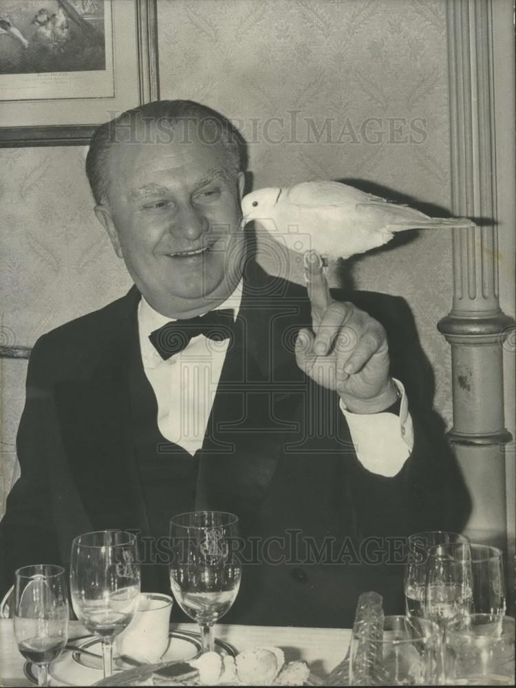 1964 Press Photo M Vincado, Champs-Elysee Restaurant, Paris - Historic Images