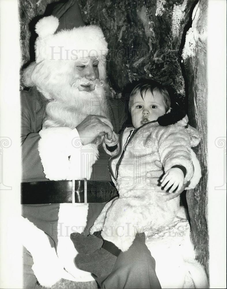 1976 Press Photo 10 month old Jason meets Father Christmas - Historic Images