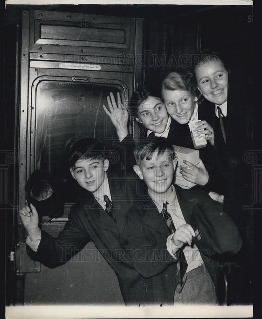 1950 Press Photo Schoolchildren Leaving For Oberammergau From Victoria Station - Historic Images