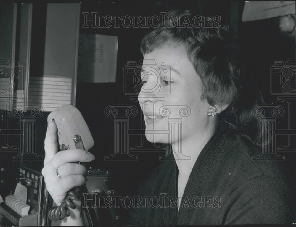 1959 Press Photo Techincal Novelty of Wireless Speaking In Hotel In Vienna - Historic Images