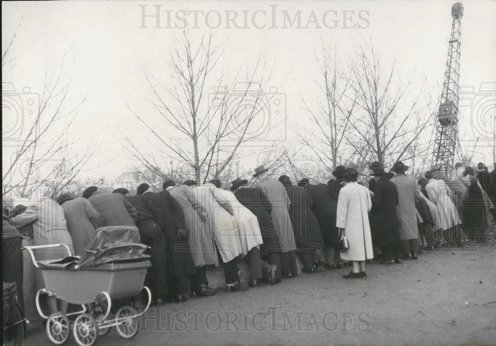 1955 Press Photo Parapet Parisians Watch The Rising Water - Historic Images