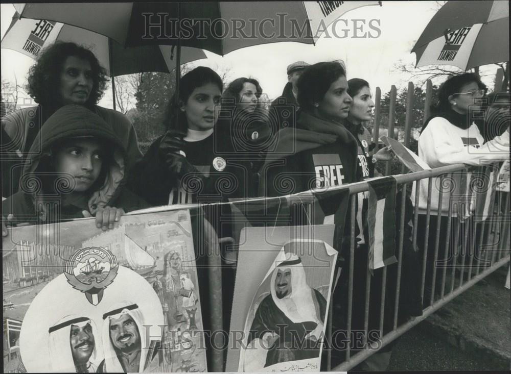 1991 Press Photo Geneva Gulf Talks Failed Members Kuwaiti Community Protest Iraq - Historic Images