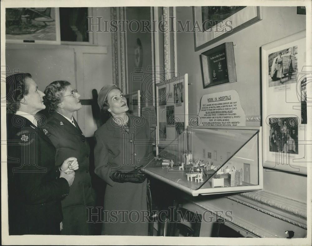 1958 Press Photo Mrs. Nixon Miss Ingle Duri Gher British Red Cross Society - Historic Images