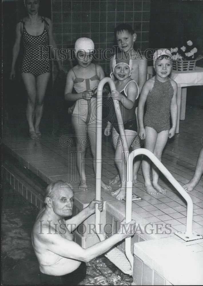 1966 Press Photo Berthold Nietz German Swimmer 92nd Birthday Hamburg Water Works - Historic Images