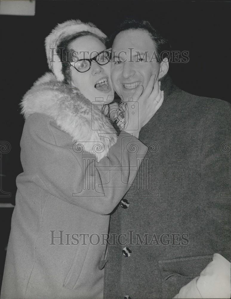 1963 Press Photo Beryl Knight, of Leeds, greets her fiance, Alan Taylor - Historic Images
