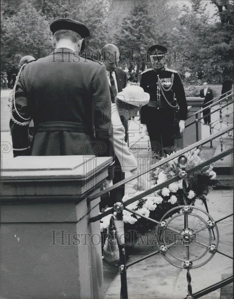 1965 Press Photo Queen lays wreath at memorial to victims of wars &amp; tyranny - Historic Images