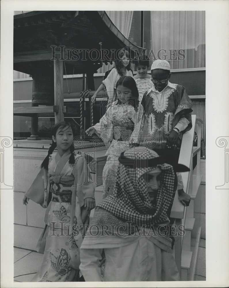 Press Photo Children In their National Costumes At The UN - Historic Images