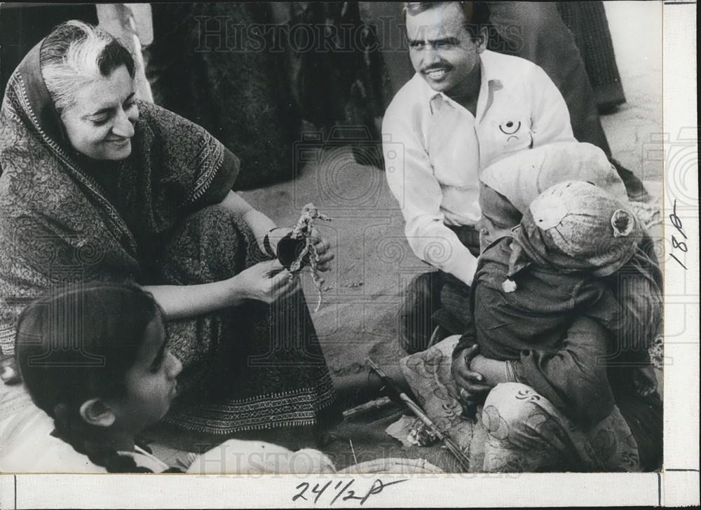 1973 Press Photo Mrs. Gandhi Admiring a Doll made by Children at Dera Mandi - Historic Images