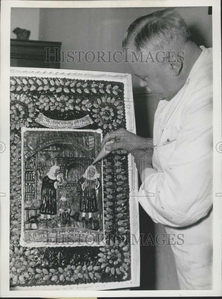 1953 Press Photo Huge Nuremberg Ginger-Bread for German Pastry Exhibition - Historic Images