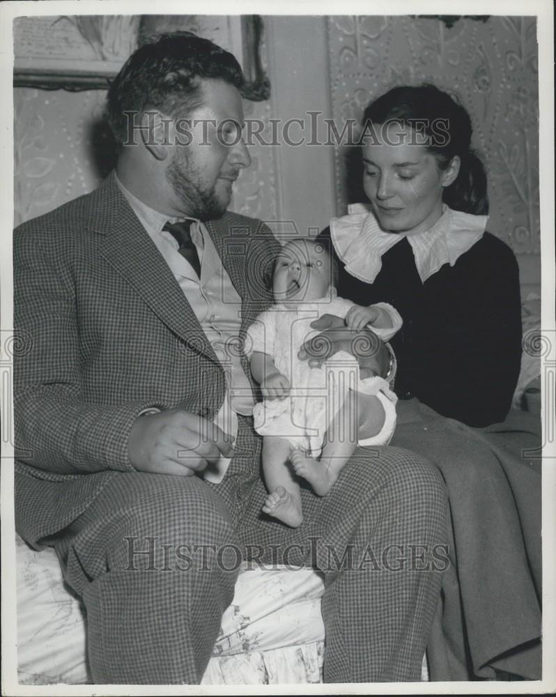 1954 Press Photo actor-Playwright Peter Ustinov with wife and baby girl - Historic Images