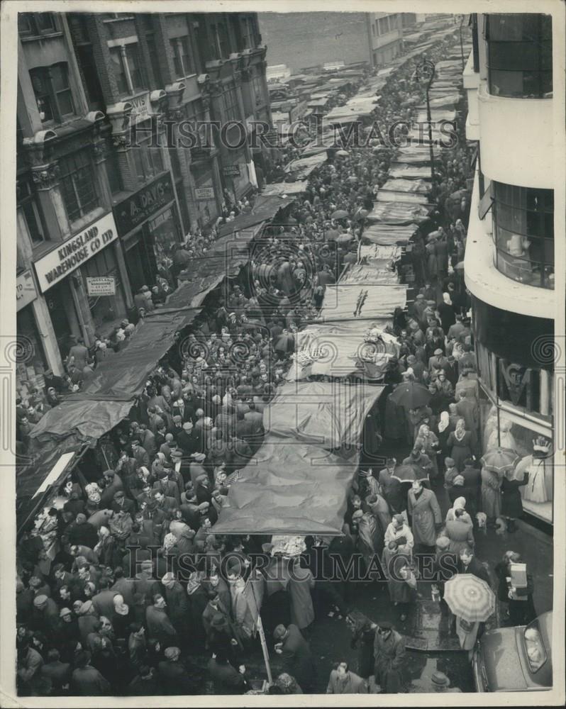 1955 Press Photo Middlesex Street Christmas Shoppers - Historic Images