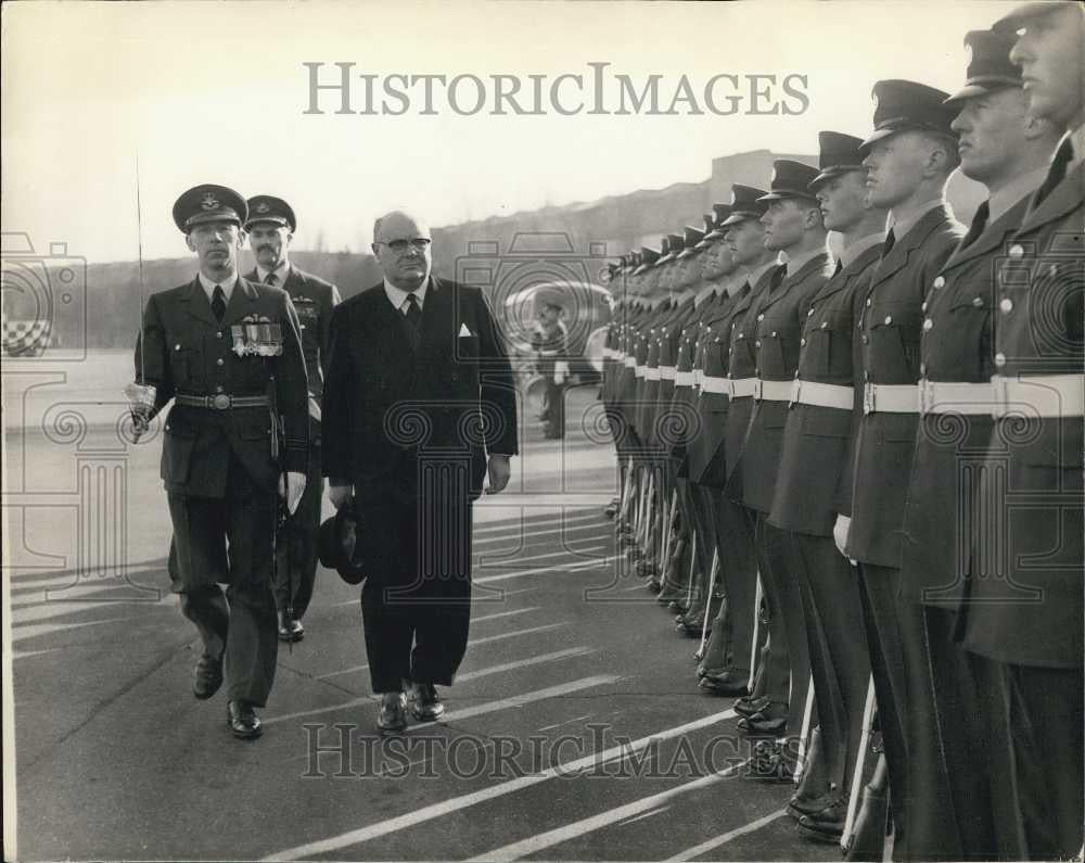 1958 Press Photo M. Spaak &amp; NATO representatives visit R.A.F. Valiant Station - Historic Images